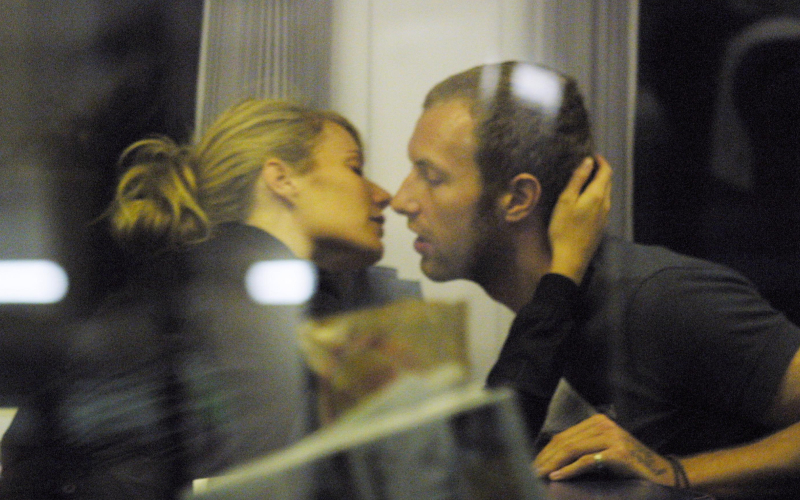 Gwyneth Paltrow Kissing Chris Martin | Alamy Stock Photo by Tony Henshaw