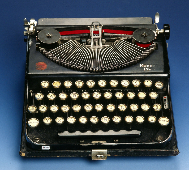 Retro Typewriters | Alamy Stock Photo by INTERFOTO/Personalities