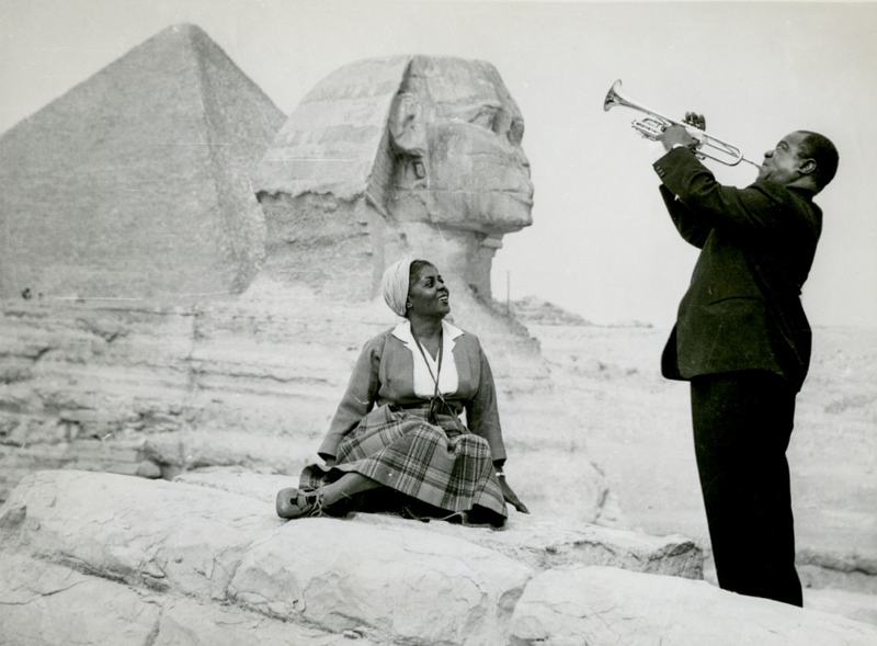Louis Armstrong Serenades His Wife Lucille Wilson - The Pyramids of Giza, 1961 | Alamy Stock Photo by MARKA
