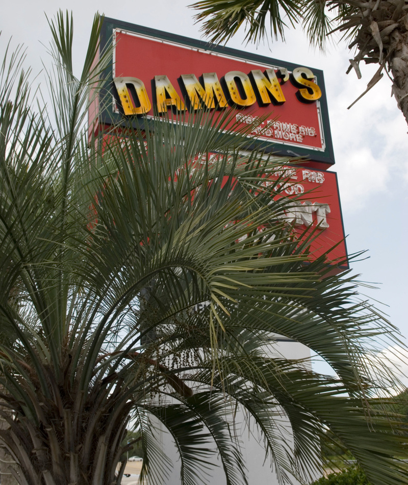 Damon's Grill & Sports Bar | Alamy Stock Photo by Bob Pardue Signs