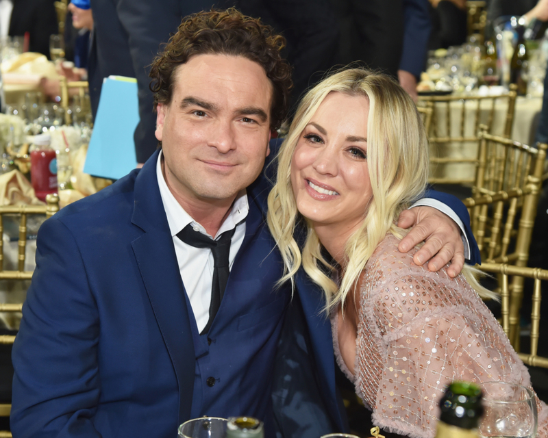 Kaley Cuoco y Johnny Galecki | Getty Images/Photo by Kevin Mazur/WireImage