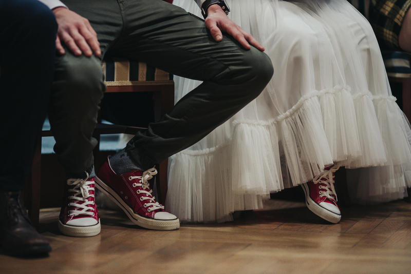Zapatos informales durante la ceremonia | Shutterstock
