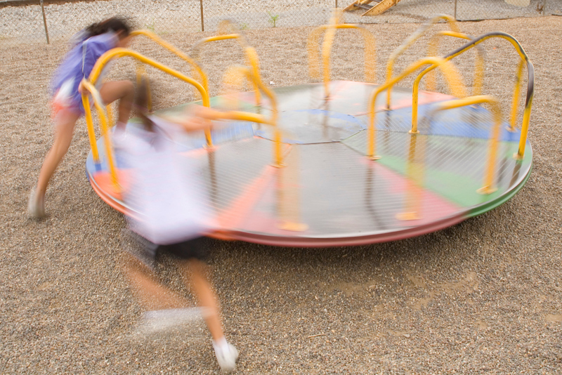 Kinder richtig schnell auf dem Karussell drehen | Alamy Stock Photo by Bill Grant