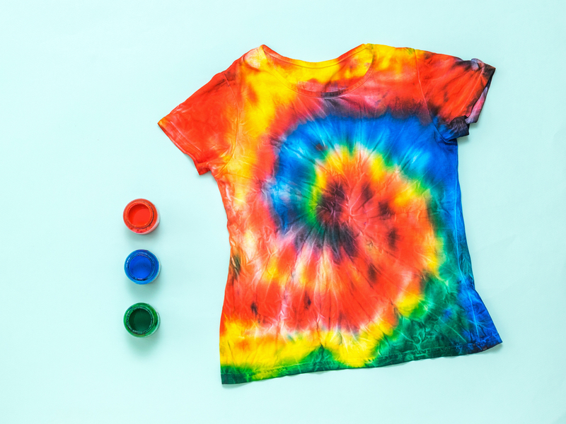 Das Tragen von Tie-Dye-T-Shirts | Shutterstock Photo by VLADIMIR VK