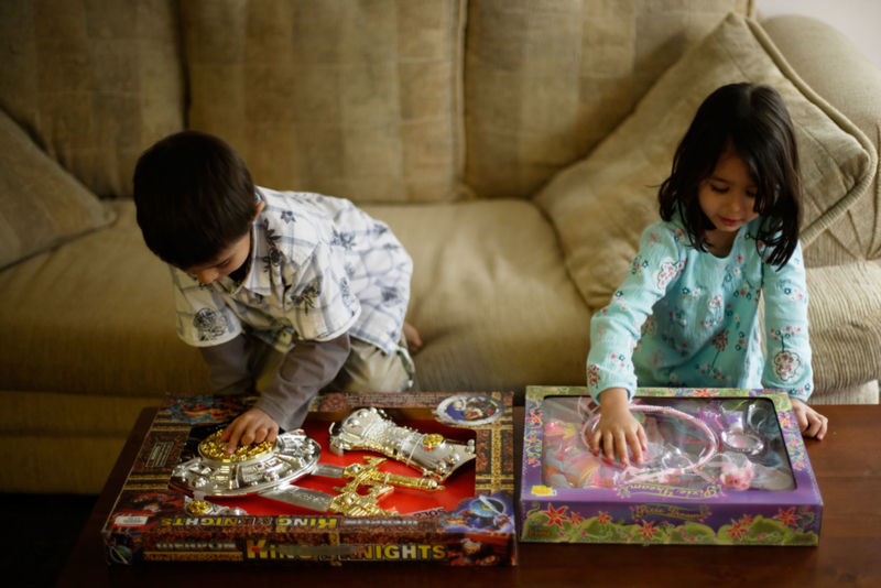 Mädchenspielzeug und Jungenspielzeug | Alamy Stock Photo by Urban Zone