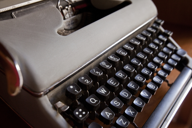 Alles auf einer Schreibmaschine tippen | Shutterstock Photo by giulio napolitano