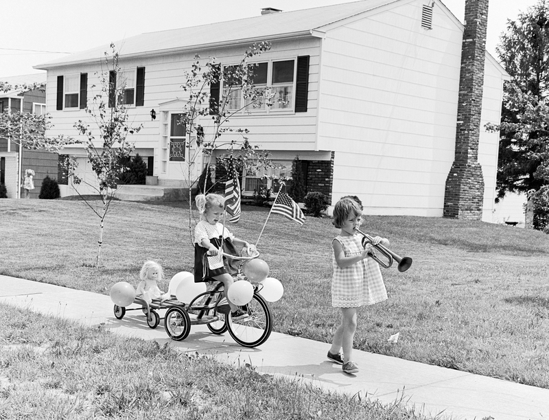 Kinder waren draußen unbeaufsichtigt | Alamy Stock Photo by ClassicStock/H.ARMSTRONG ROBERTS