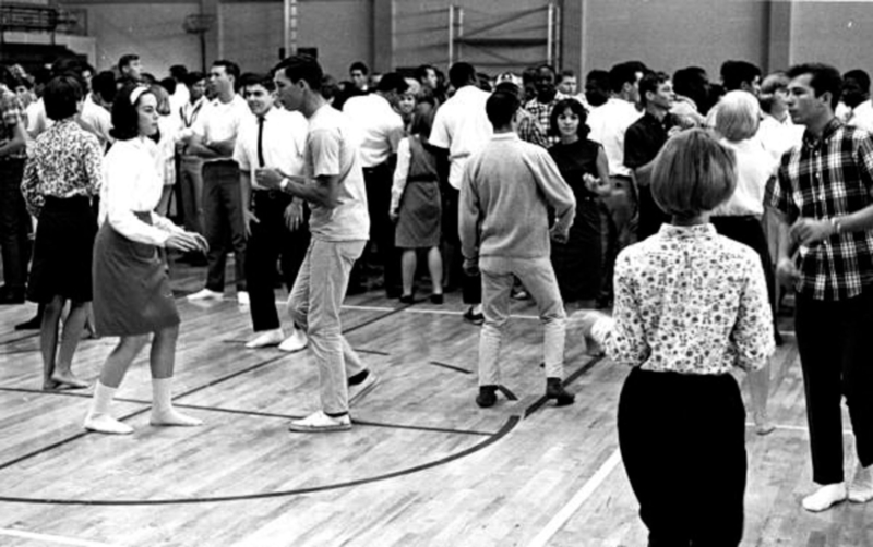 Bei Schulpartys in Socken tanzen | Alamy Stock Photo by ART Collection