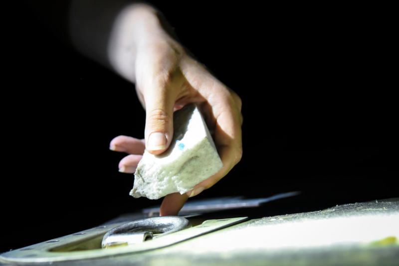 Verschmutzte Keramikplatte? Verwenden Sie einen Magic Eraser | Alamy Stock Photo by AB Forces News Collection
