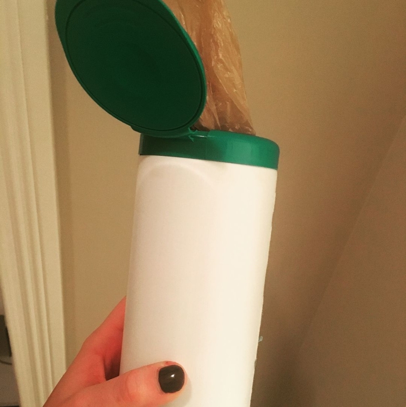 Plastiktüten im Behälter für Feuchttücher aufbewahren | Instagram/@mrs.teachinghacks