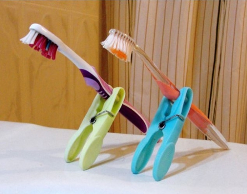 Die Zahnbürste abstecken | Instagram/@girlshacks13