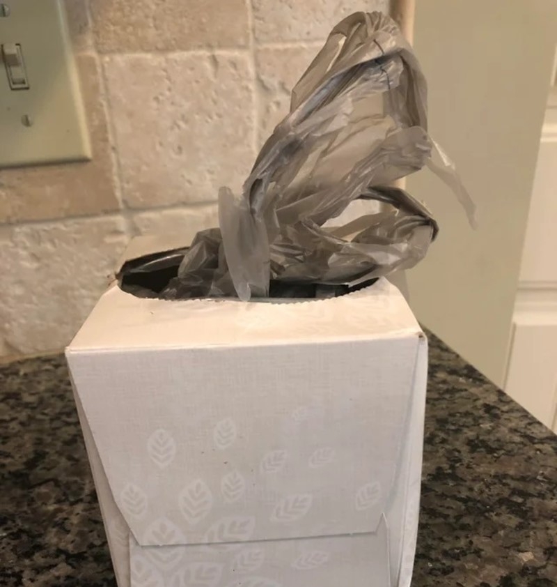 Verwenden Sie eine Tissue-Box als Halter für Plastiktüten | Reddit.com/Cupieqt
