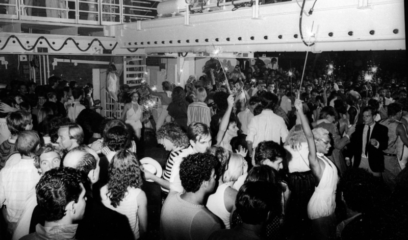 La Nuit D'Ouverture du Club A Vite Tourné au Chaos | Alamy Stock Photo
