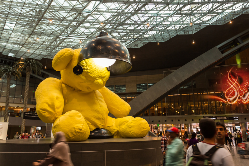 Ein Flughafen mit einem riesigen Teddybär im Wert von Millionen | Getty Images Photo by amnachphoto