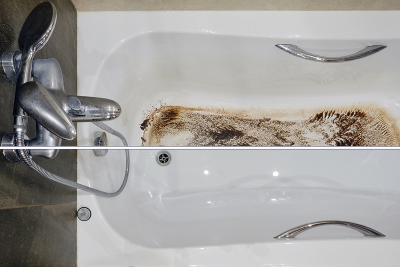How to Fix a Stained Bathtub | Shutterstock 
