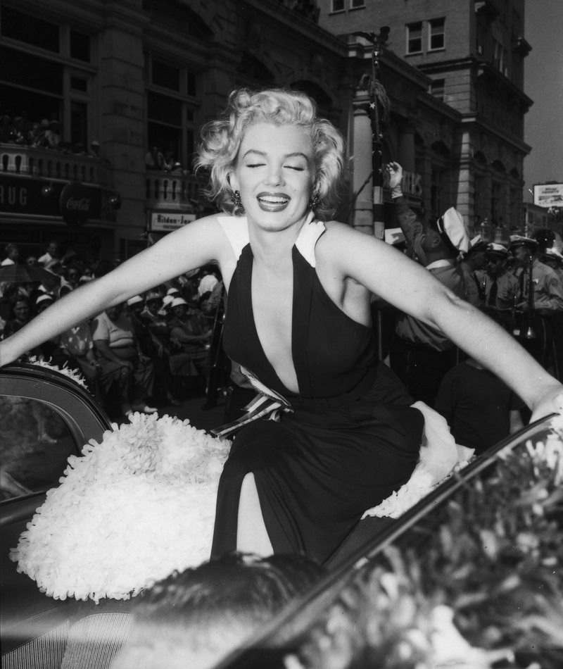 Marilyn saluda a una multitud que la adora | Getty Images Photo by Michael Ochs Archives