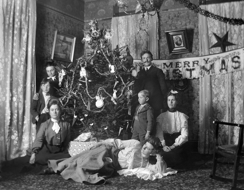 A Victorian Christmas | Getty Images Photo by Kirn Vintage Stock/Corbis